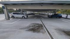 V parkovacím domě driftoval mladý řidič. Auto to dělalo samo, tvrdil