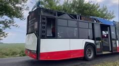 Kousek za Prahou havaroval autobus. Zraněná cestující musela do nemocnice