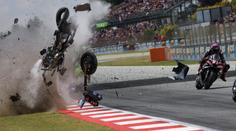 Takhle zničenou motorku jsem neviděl. Díly pršely po celé trati, říká Abraham
