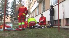 Chlapec (12) vypadl v Náchodě ze šestého patra! Oživili ho