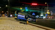 Policisté při honičce skončili na střeše! Motorkář jim ujel