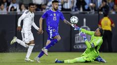 Komentátor přerušil oslavy. Barákův spoluhráč zíral, jak ho přelstil obránce