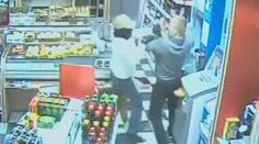 VIDEO: Prodavač vypráskal lupiče, nakonec ho utěšoval