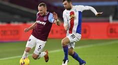 Liverpool vyhrál boj o první místo, Coufal asistoval u remízy West Hamu