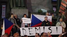 V Praze se protestuje proti vládě! Demonstranti se vyzbrojili kostýmy blanických rytířů