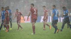 Bayern jako z cukru: Fotbalisté utíkali ze hřiště před deštěm