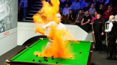 Aktivista narušil snookerové MS. Vyskočil na stůl a zničil ho