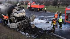 Kamion s olejem vyletěl z cesty, převrátil se a začal hořet!