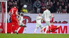 Momenty 23. kola Bundesligy: Freiburg dával krásné góly. Nůžkami a z přímáku