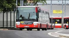 Video z plzeňského autobusu otřáslo internetem. Všichni tleskají reakci řidiče