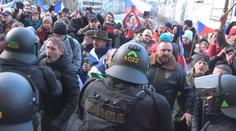 Policie vysvětluje zásah na protivládní demonstraci. Napadali nás, tvrdí