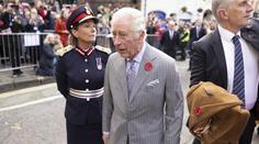 Aktivista házel vejce na krále Karla III. Británie stojí na krvi otroků, křičel