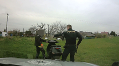 VIDEO: Motorkář si s policisty hrál na kočku a myš. Nakonec sám zastavil