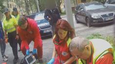 Žena zkolabovala v práci, senior na ulici. Život jim zachránili policisté