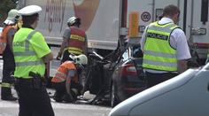 Osobák narazil na D5 do stojícího kamionu, provoz se úplně zastavil