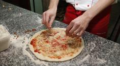 Nejdražší pizza na světě: "v ceně" policejní razie