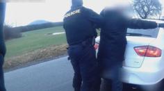 Se zbraní v ruce vyloupil poštu. Policie objasnila případ z prosince