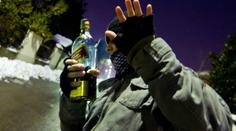 Dítě trávilo noc venku s opilým otcem. Nezvládal chůzi, nadýchal 2,6 promile