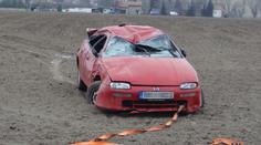 Řidič nezvládl auto na rovině a skončil s ním v kotrmelcích v poli