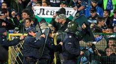 Zvěrstvo na fotbale! Fanoušci v Sofii zranili policistku výbušninou