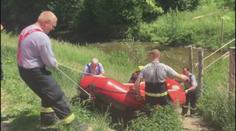 Policie má zřejmě novou stopu ke zmizelému miminku. Hasiči se stáhli