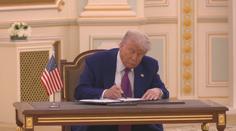 Trump oznámil zrušení všech cel proti Sýrii. Chci jim dát šanci na velikost, řekl