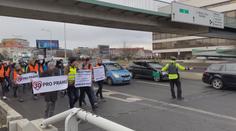 Aktivisté opět zablokovali pražskou magistrálu. Protesty plánují každý týden