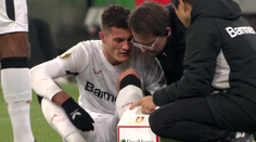 To je smůla. Patrik Schick se po několika minutách na hřišti zase zranil
