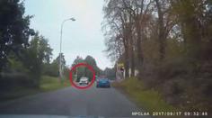 Na přejezdu blikala červená, řidiče to nezajímalo! Ani nezpomalil
