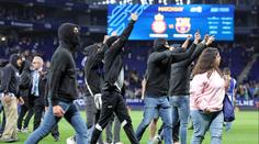 Oslavy titulu Barcelony se zvrhly. Rozzuření fanoušci soupeře vtrhli na hřiště