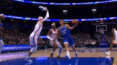 Bizarní faul v NBA. Hráč zablokoval soupeře svou botou v ruce