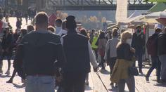 Do práce a domů? Na trzích na náplavce v Praze se mačkají davy lidí