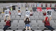 Jak naplnit tribuny? Fotbalistům fandily nafukovací sexuální panny!