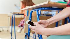 Školákovi ve třídě explodoval telefon. Měl ho v kapse u kalhot