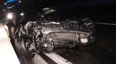 Řidič zničil kultovní auto o svodidla, další nabodla tramvaj