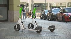 Sdílené elektrokoloběžky by měly v Praze skončit. Hlavní město s nimi už nepočítá