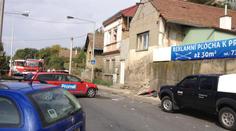 Řidič při nehodě spustil manévry, trefil dům s plynovou přípojkou