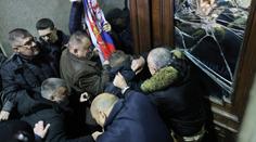 Bělehradem otřásají protesty. Lidé oblehli radnici s pochodněmi v rukách