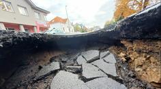 Propad silnice v Praze uzavřel ulici. Dopravu na místě řídila policie