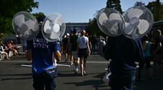 Po dešti brutální horko. Sportovci i fanoušci se v Paříži ochlazují, jak se dá