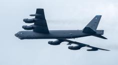 Letadlo se na letišti v USA málem srazilo s bombardérem. Pilot rychle měnil kurz