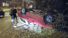 Dvaaosmdesátiletá řidička otočila auto na střechu
