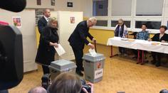PŘÍMÝ PŘENOS: Prezident Zeman dorazil k volbám do Sněmovny