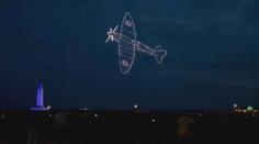 VIDEO: Fascinující světelná show k výročí Dne D. Oblohu rozzářily stovky dronů