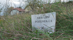 Radnice vrací lidem peníze za kontaminované pozemky. Není to výhra, říkají