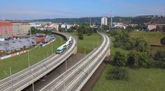 Vlaková trať na pražské letiště stále nestojí. Už teď jsou na ní ale výluky