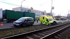 Žena se vážně zranila při nehodě. Pak bourala i sanitka, která ji odvážela