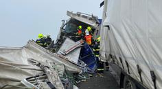 Tragédie na D8! Při nehodě pěti kamionů zemřel jeden člověk