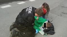 Strážníci zachránili umírajícího malého chlapce přímo před očima rodičů