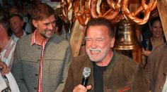 Schwarzenegger vyrazil na lyžařské závody. Fotil se s fotbalovými ikonami